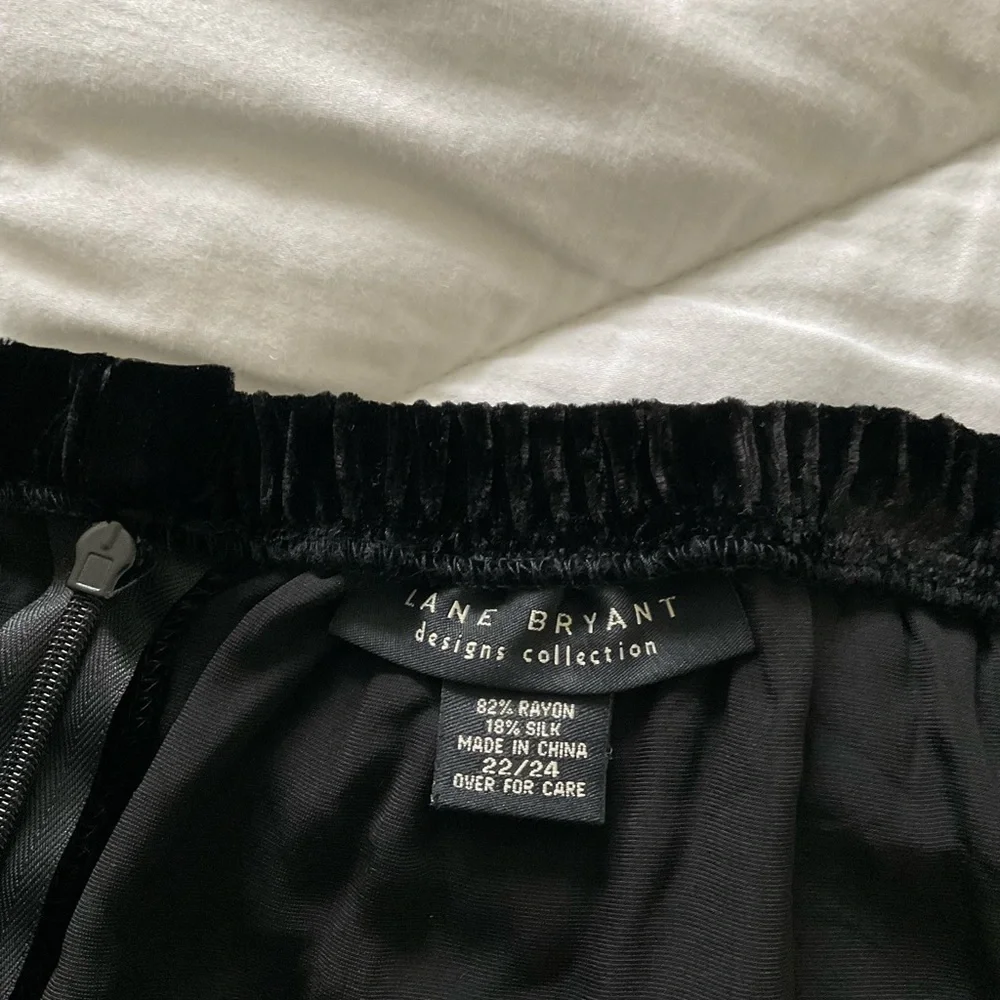 Size 22-24 long black velvet skirt - Picture 2 of 4